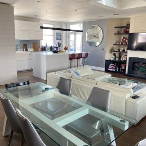 Stylish 3 bedroom in South Ken with great rooftop