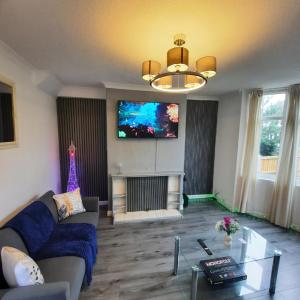 Entire home in Leeds, Free WiFi, 3 Car Parking