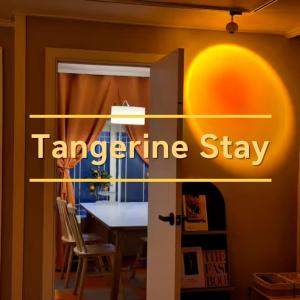 Hongik University Hot Place - Hongdae Yeonnam - Yeontrural Park 2 Min - cozy space emotional accommodation - dining room table for 8 people