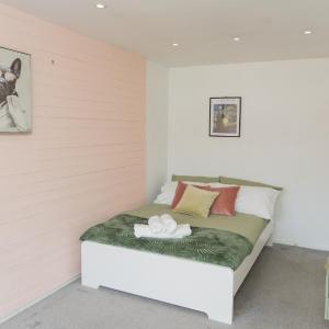 Unique 1 Bed Home - 10 mins to town, Free Parking
