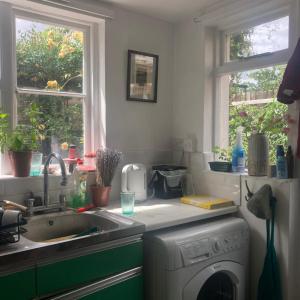 1 bed garden flat very close to tube