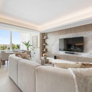 Penthouse Lira I Modern Luxurious Plunge Pool