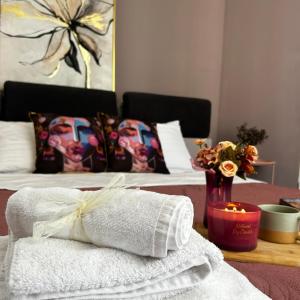Rea Liliya - Artistic and Inviting Nook With FREE PARKING