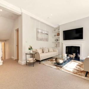 Spacious Garden Townhouse Near Buckingham Palace by Madestays
