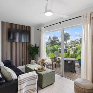 Heat of Siesta Village Walk to Beach w heated Pool