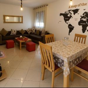 Spacious 2BR Ground-Floor Apartment Parking & Free Wi-Fi