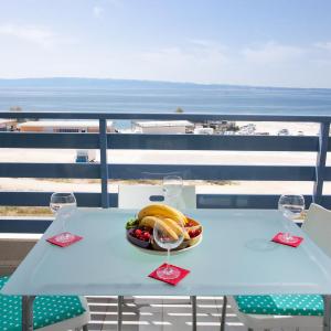 luxury beach front apt with seaside view and free parking