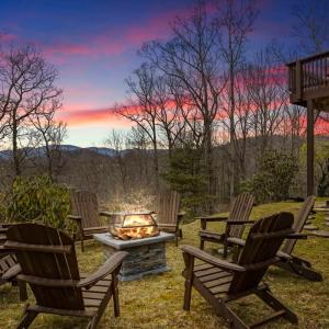 6 Br Sleeps 16 - Game Room - Hot Tub - Firepit