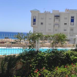 Résidence fermée avec piscine, en face de Ceuta