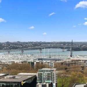 Vibrant City Apt with Rooftop City Views and Wi-Fi