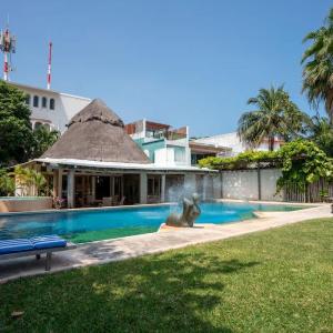 Villa Castillo- Stunning Lagoon Front Villa