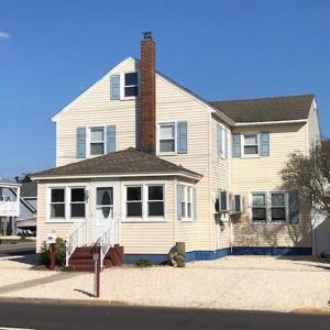 Just Moments From The Causeway Bridge This Charming Spacious Five-Bedroom 2 Bath Home Is Located In Ship Bottom On The Island Of Lbi Wifi