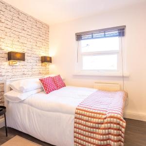 Bright Studio Flat Near Queens Park Tube Station