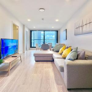 High-Floor 2BR Apt with Stunning Sky Tower Views V181