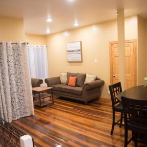 Upstairs 3 Bedroom Avalon Regia Apartment
