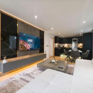 Pass the Keys Luxury 2BR with Balcony Views