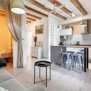 Sunny Retro Flat Balcony in Poble Sec