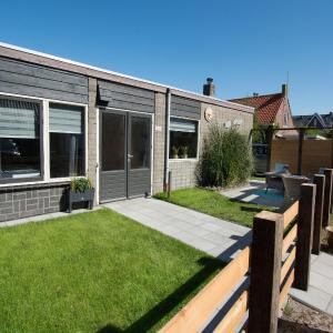 Modern 4-person bungalow near beach