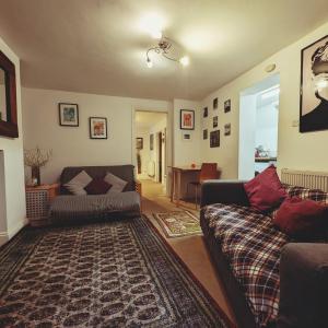 St Johns Road - Central & Quiet One Bedroom Flat - Walk to Sights
