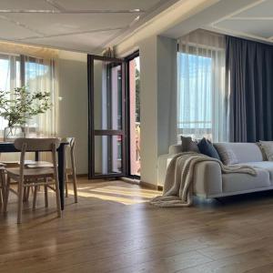 Helen & friends 3-bedrooms SeaView apartment