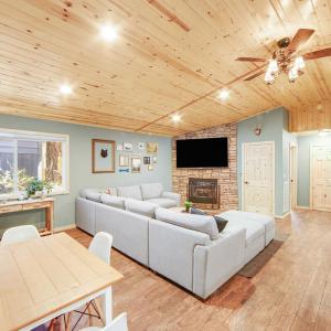 Country Club Cabin ~ Fenced Yard, Dog-friendly cabin in heart of Big Bear with hot tub.