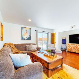 Big Bear Bungalow ~ Cozy Mountain home with fenced yard, grill, fireplace, & washer/dryer