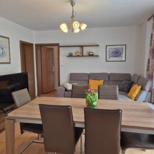 Komfortable 90 qm Ferienwohnung mit 3 Schlafzimmern Küche Balkon Wohnzimmer mit großem LED TV InternetWiFi Flatrate und Parkplatz inklusive in Brilon Madfeld