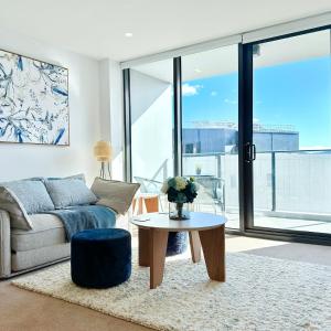 Luxury CBD Apartment, Level 14 Views, Walk to Canberra Centre & Dining & FREE PARKING