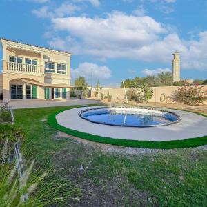 Private Pool Villa In Jvc