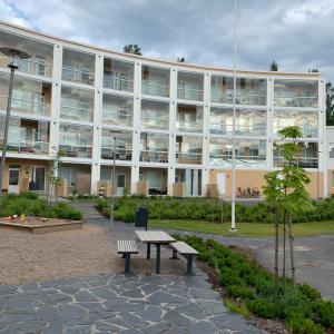 Tilava yksiö isolla lasitetulla parvekkeella