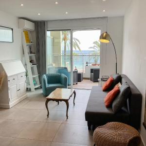 La Prom 2 - a two bedroom apartment with a sea view