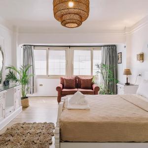 Classic Nile View Apartment with Smart TV in Zamalek