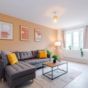 Modern 3 bedroom home - driveway parking for 2 vehicles, close to Manchester city centre