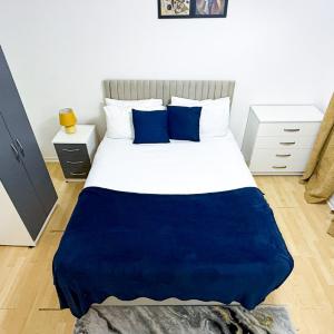 FREE PARKING l sleeps 4 l WI-FI l City Flat