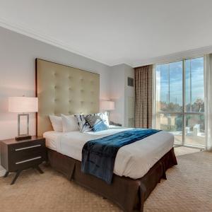 The Blue Hour Suite at MGM Signature Tower 3 with Balcony 5 MIN WALK FROM F1 GRANDSTAND
