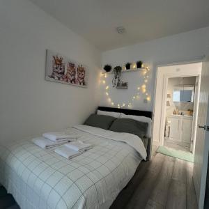 Double Room-2- in a great location-A newly apartment with 3 floors- 5 rooms-3 Bathroom-1 kitchen-1 terrace