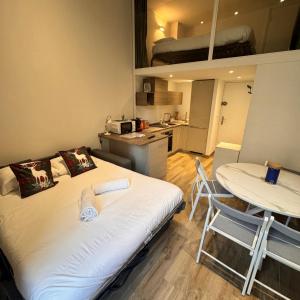 Central Studio with Mezzanine 3 minutes to Sea