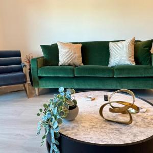 Silver Lake 1 Bedroom Condo Suite with Balcony and Parking