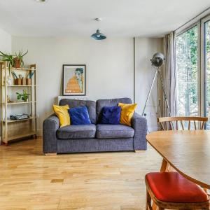 Spacious Split-Level Apartment and Sunny Balcony