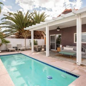 Bookbinder Designer Pool Oasis King Suite