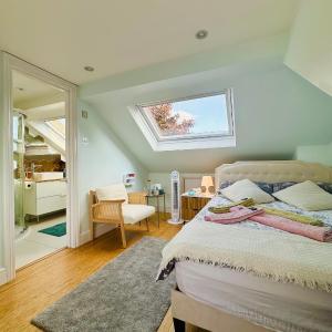 Large Double Room with Private Bathroom West Zone 3 Free Parking