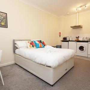 Chic Bath Flat for Couples with Free Parking!