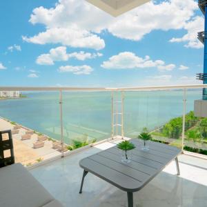 Infinity View: Spacious 3 bd with Lake View