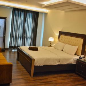 ROYAL TWO BED SUITE APARTMENT - GOLDCREST MALL AND RESIDENCY By ALVIS SUITE