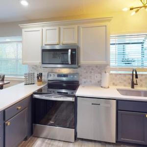 Beautiful Condo, Steps from Table Rock Lake & SDC
