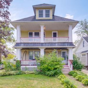 2 Mi to Zoo Charming Apt with Balcony in Cleveland