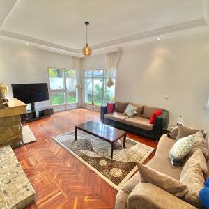 Upscale Garden Villa Near Airport