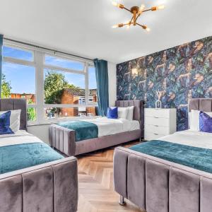 Large 4 Bedroom House - Sleeps 10 - Birmingham City Centre - Perfect for Work, Families, Groups, Business Travellers & Contractors - FREE PARKING - By 02 Academy, Bullring, Newstreet, Selfridges - SMART TVs in all rooms