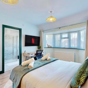 Modern 5 Bed Home by Wembley Stadium Sleeps 11 and Free Parking