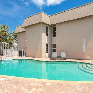 The Village Breeze, 2 Units - 4 BR, 4 Baths, Pool Walk to Beach and Siesta Key Village